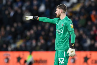 Blackpool 'dan Daniel Grimshaw # 32 takımına Sky Bet Şampiyonası maçında MKM Stadyumu, Hull, Birleşik Krallık' ta Hull City 'ye karşı Blackpool maçında talimat veriyor.