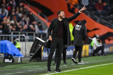 Hull City 'nin Liam Rosenior Menajeri takımına, 26 Aralık 202' de Hull City 'nin MKM Stadyumu' nda Blackpool 'a karşı oynadığı Sky Bet Şampiyonası maçında talimatlar veriyor.