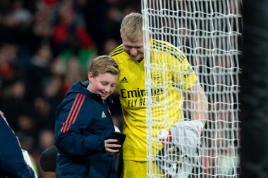 Top toplayıcı çocuk Arsenal Premier Lig maçının sonunda Arsenal, West Ham United 'a karşı Emirates Stadyumu' nda 26 Aralık 202 'de Arsenal' in 1 numaralı oyuncusu Aaron Ramsdale ile selfie çekiyor.