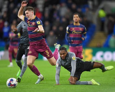 Cardiff City 'den Mahlon Romeo, Cardiff City Stadyumu' ndaki Cardiff City vs Queens Park Rangers maçında Jimmy Dunne # 3 numaralı QPR karşılaşmasında faul yaptı.