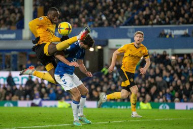 Wolverhampton Wanderers 'dan Toti Gomes 26 Aralık 202' de Goodison Park, Liverpool 'da oynanan Premier League maçında topu temizlerken Everton - Wolverhampton Wanderers maçında Everton # 47 numaralı Thomas Cannon' a yaklaştı.