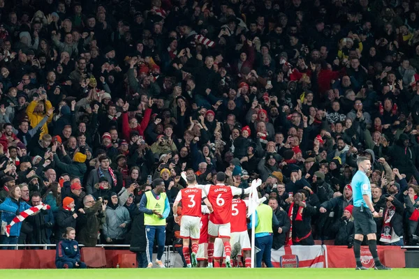 Arsenal 'in 11 numaralı oyuncusu Gabriel Martinelli Premier League maçında takım arkadaşları ve taraftarlarıyla birlikte 26 Aralık 202' de Emirates Stadyumu 'nda Arsenal-West Ham United maçını kutluyor.