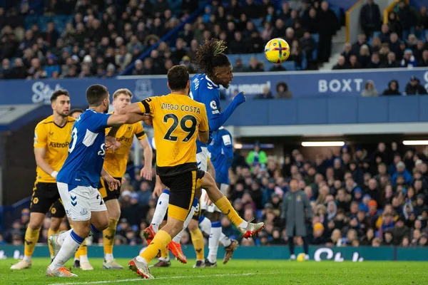 Everton 'dan Alex Iwobi 26 Aralık 202' de Goodison Park, Liverpool 'da oynanan Premier League maçında Wolverhampton Wanderers' a karşı kaleye doğru ilerliyor.