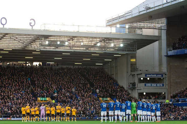 Everton ve Wolverhampton Wanderers Premier League maçından önce Goodison Park, Liverpool, Birleşik Krallık 'ta Everton ve Wolverhampton Wanderers maçına saygılarını sunuyorlar.