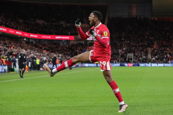 Middlesbrough 'lu Chuba Akpom 26 Aralık 202' de Middlesbrough, İngiltere 'deki Riverside Stadyumu' ndaki Middlesbrough vs Wigan Athletic maçında golünü kutluyor ve skoru 2-0 olarak belirledi.
