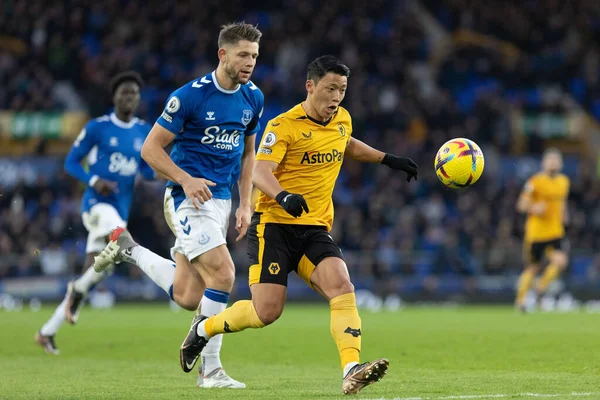 Wolverhampton Wanderers 'dan Hwang Hee-Chan Premier Lig maçında topu sürüyor Everton Wolverhampton Wanderers' a karşı Goodison Park, Liverpool, Birleşik Krallık, 26 Aralık 202