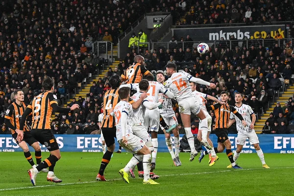 Hull City 'nin 19 numaralı yarası Hull City' nin 26 Aralık 2022 'de MKM Stadyumu' nda oynanan Hull City-Blackpool maçında kaleye doğru ilerliyor.