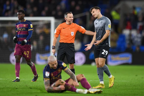 Hakem Keith Stroud, Cardiff City 'den Mark Harris' e, Cardiff City Stadyumu 'nda oynanan Sky Bet Şampiyonası maçında QPR' a serbest vuruş hakkı verilmesinin ardından, Cardiff City 'nin Queens Park Rangers' a karşı 26 Aralık 202 'de Cardiff City Stadyumu' nda açıklamasını yaptı.