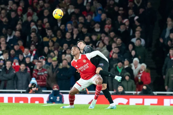 Arsenal 'den Gabriel Magalhaes 26 Aralık 202' de Birleşik Krallık Emirates Stadyumu 'nda oynanan Premier League maçında Aaron Cresswell # 3 Batı Ham United ile West Ham United arasında top mücadelesi verdi.