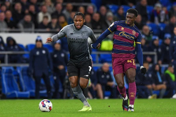 Cardiff City 'den Mahlon Romeo # 2: Tim Iroegbunam' ın baskısı altında # 47 of QPRduring the Sky Bet Şampiyonası maçı Cardiff City, Cardiff City Stadyumu 'nda Queens Park Rangers' a karşı, 26 Aralık 202