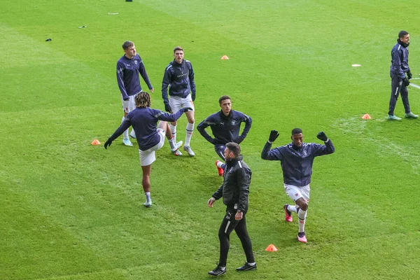 Blackpool oyuncuları, 26 Aralık 202 'de İngiltere' nin Hull şehrindeki MKM Stadyumu 'nda oynanan Hull City-Blackpool maçında ısınmaya başladılar.