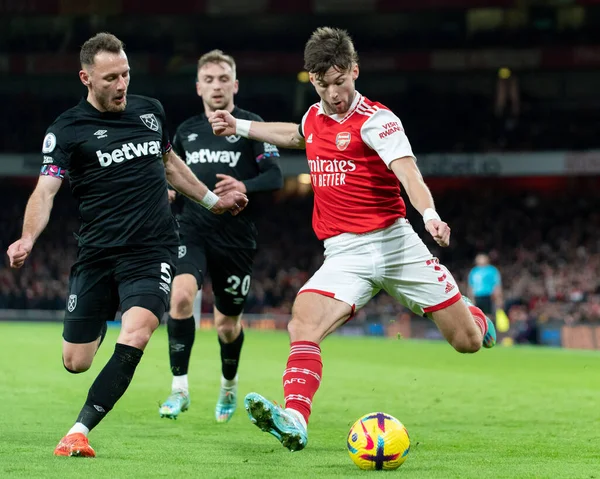 レスター シティのKiernan Dewsbury Hall 22は プレミアリーグの試合中