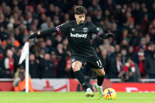 レスター シティのKiernan Dewsbury Hall 22は プレミアリーグの試合中