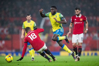 Nottingham Ormanı 'ndan Orel Mangala # 5 Premier League maçında Manchester United - Nottingham Forest maçında Manchester United Casemiro # 18 ile 27 Aralık 202 tarihinde Old Trafford, Manchester, İngiltere' de top oynuyor.