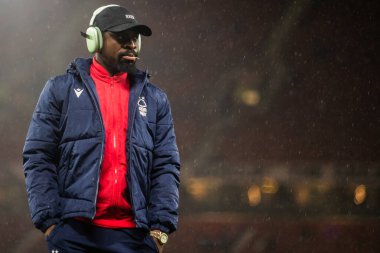 Nottingham Ormanı 'ndan Serge Aurier # 24 Premier League maçından önce Old Trafford sahasını kontrol ediyor Manchester United Nottingham Forest' a karşı Old Trafford, Manchester, İngiltere, 27 Aralık 202