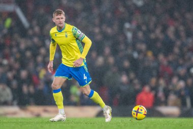 Nottingham Ormanı 'ndan Joe Worrall 27 Aralık 202' de Old Trafford, Manchester, İngiltere 'de oynanan Premier League maçında topu defansın dışına çıkarmak istiyor.