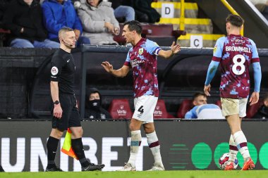 Burnley 'den Jack Cork # 4, 27 Aralık 202' de Burnley, Burnley City 'de Birmingham City' ye karşı oynanan Gökyüzü İddia Şampiyonası maçında faul yapan hakem yardımcısına sesleniyor.