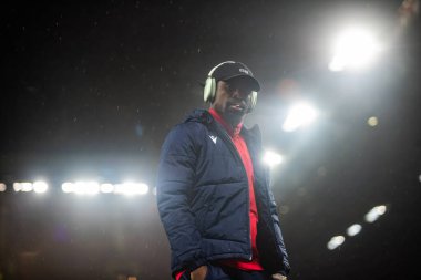 Nottingham Ormanı 'ndan Serge Aurier # 24 Premier League maçından önce Old Trafford sahasını kontrol ediyor Manchester United Nottingham Forest' a karşı Old Trafford, Manchester, İngiltere, 27 Aralık 202