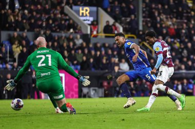 Burnley 'den 23 numaralı Nathan Tella, 27 Aralık 202' de Burnley 'nin Birmingham City' ye karşı oynadığı Gökyüzü İddia Şampiyonası maçında 3-0 berabere kaldı.