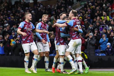Burnley 'den 23 numaralı Nathan Tella, 27 Aralık 202' de Burnley 'nin Birmingham City' ye karşı oynadığı Gökyüzü İddia Şampiyonası maçında 3-0 'lık galibiyetini kutluyor.