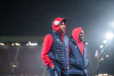 Nottingham Ormanı 'ndan Jesse Lingard # 11 ve Nottingham Ormanı' ndan Orel Mangala # 5 Premier Lig maçından önceki Old Trafford sahasını kontrol edin Manchester United Nottingham Ormanı 'na karşı Old Trafford, Manchester, İngiltere, 27 Aralık 202