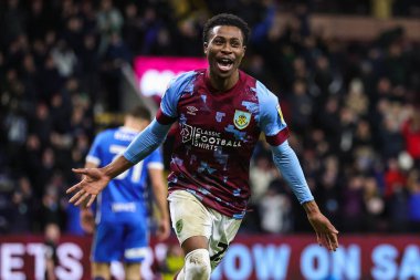 Burnley 'den 23 numaralı Nathan Tella, 27 Aralık 202' de Burnley 'nin Birmingham City' ye karşı oynadığı Gökyüzü İddia Şampiyonası maçında 3-0 'lık galibiyetini kutluyor.