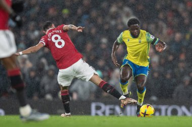 Nottingham Ormanı 'ndan Orel Mangala # 5 Premier Lig maçında Manchester United - Nottingham Forest maçında Manchester United - Old Trafford, Manchester, İngiltere, 27 Aralık 202' de Bruno Fernandes # 8 'i geçiyor.