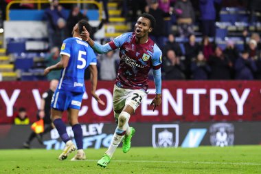 Burnley 'den 23 numaralı Nathan Tella, 27 Aralık 202' de Burnley 'nin Birmingham City' ye karşı oynadığı Gökyüzü İddia Şampiyonası maçında 3-0 'lık galibiyetini kutluyor.