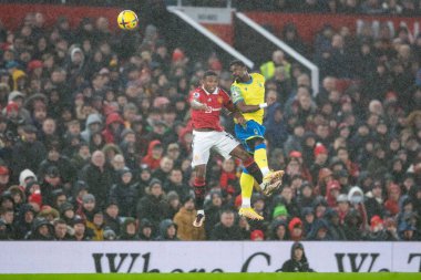 Nottingham Ormanı 'ndan Serge Aurier # 24 Premier League maçında Manchester United - Nottingham Forest maçında Tyrell Malacia # 12 ile birlikte 27 Aralık 202' de Old Trafford, Manchester, İngiltere 'de sıçradı.