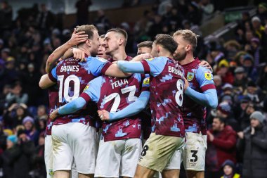 Burnley 'den 23 numaralı Nathan Tella, 27 Aralık 202' de Burnley 'nin Birmingham City' ye karşı oynadığı Gökyüzü İddia Şampiyonası maçında 3-0 'lık galibiyetini kutluyor.