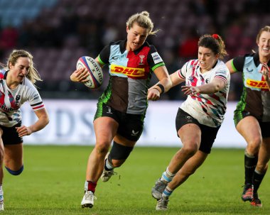 Harlequins Kadınları 'ndan Bella McKenzie, 27 Aralık 202' de Twickenham Stoop, Londra 'da oynanan 15. Kadın Harlequins Kadınlar-Bristol Bears maçında gol atmak için koşuyor.
