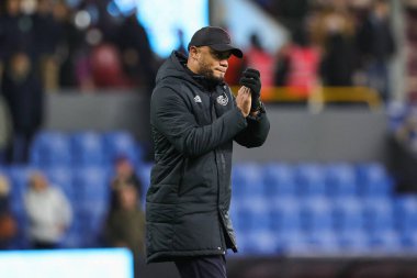 Burnley 'nin Vincent Kompany teknik direktörü 27 Aralık 202' de Burnley ile Birmingham City arasında oynanan Sky Bet Şampiyonası maçının sonunda taraftarları alkışlıyor.