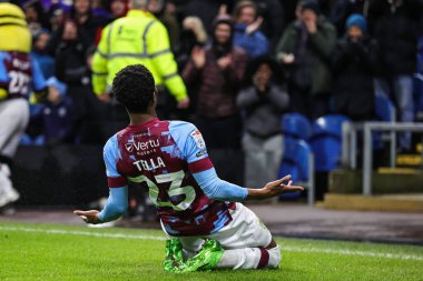 Burnley 'den 23 numaralı Nathan Tella, 27 Aralık 202' de Burnley 'nin Birmingham City' ye karşı oynadığı Gökyüzü İddia Şampiyonası maçında 3-0 'lık galibiyetini kutluyor.