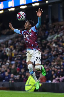 Burnley 'li 23 numaralı Nathan Tella 27 Aralık 202' de Burnley 'nin Birmingham City' ye karşı oynadığı Turf Moor, Burnley 'deki Sky Bet Şampiyonası maçında topu kontrol ediyor.