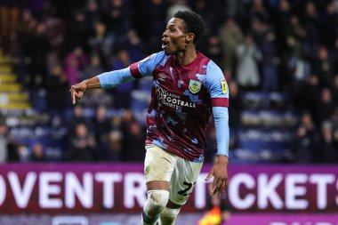 Burnley 'den 23 numaralı Nathan Tella, 27 Aralık 202' de Burnley 'nin Birmingham City' ye karşı oynadığı Gökyüzü İddia Şampiyonası maçında 3-0 'lık galibiyetini kutluyor.