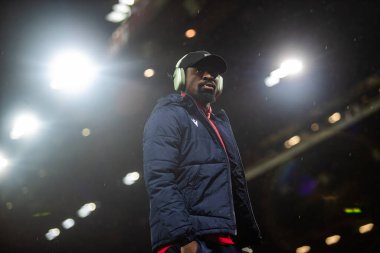 Nottingham Ormanı 'ndan Serge Aurier # 24 Premier League maçından önce Old Trafford sahasını kontrol ediyor Manchester United Nottingham Forest' a karşı Old Trafford, Manchester, İngiltere, 27 Aralık 202