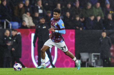 Burnley 'den 29 numaralı Ian Maatsen 27 Aralık 202' de Burnley 'nin Birmingham City' ye karşı oynadığı Turf Moor, Burnley 'deki Gökyüzü İddia Şampiyonası maçında topa vuruyor.