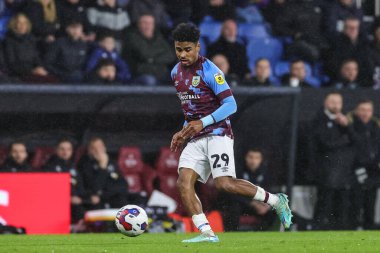 Burnley 'den 29 numaralı Ian Maatsen 27 Aralık 202' de Burnley 'nin Birmingham City' ye karşı oynadığı Turf Moor, Burnley 'deki Gökyüzü İddia Şampiyonası maçında topa vuruyor.