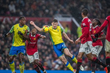 Nottingham Ormanı 'ndan Ryan Yates 27 Aralık 202' de Old Trafford, Manchester, Birleşik Krallık 'ta oynanan Premier League maçında defans için bir sayı daha yapmak istiyor.