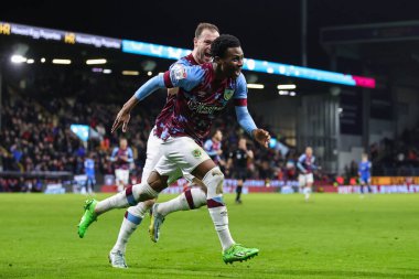 Burnley 'den 23 numaralı Nathan Tella, 27 Aralık 202' de Burnley 'nin Birmingham City' ye karşı oynadığı Gökyüzü İddia Şampiyonası maçında 3-0 'lık galibiyetini kutluyor.