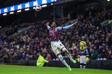 Burnley 'li 23 numaralı Nathan Tella 27 Aralık 202' de Burnley 'nin Birmingham City' ye karşı oynadığı Turf Moor, Burnley 'deki Sky Bet Şampiyonası maçında topu kontrol ediyor.