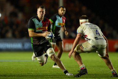 Harlequins 'den Alex Dombrandt 27 Aralık 202' de Twickenham Stoop, Londra 'da Gallagher Premiership maçında Harlequins' e karşı Bristol Bears maçında topla koşuyor.