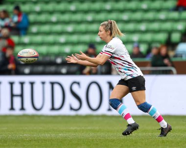 Bristol Bears Women 'dan Elinor Snowsill, 27 Aralık 202' de Twickenham Stoop, Londra 'da oynanan 15. Bayanlar Harlequins Women vs Bristol Bears maçında pas verdi.