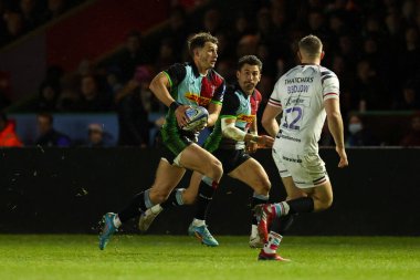 Harlequins 'den Josh Bassett 27 Aralık 202' de Twickenham Stoop, Londra 'da Gallagher Premiership maçında Bristol Bears' a karşı koşuyor.