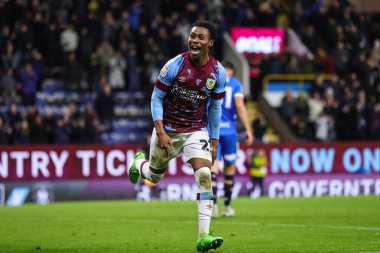 Burnley 'den 23 numaralı Nathan Tella, 27 Aralık 202' de Burnley 'nin Birmingham City' ye karşı oynadığı Gökyüzü İddia Şampiyonası maçında 3-0 'lık galibiyetini kutluyor.