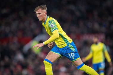 Nottingham Ormanı 'ndan Sam Surridge # 16 Premier League maçında Manchester United - Nottingham Forest maçında 27 Aralık 202' de Old Trafford, Manchester, Birleşik Krallık 'ta yedek oyuncu olarak oynadıktan sonra seçeneklere bakıyor.