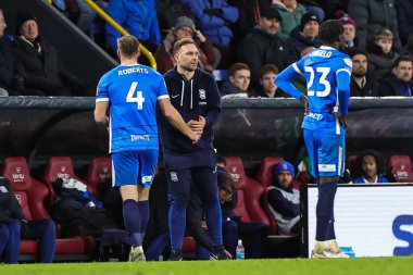 Briminham City 'den John Eustace, Birmingham City' den Marc Roberts # 4 ile el sıkışıyor. 27 Aralık 202 'de Burnley, Burnley City' de Birmingham City 'ye karşı oynadığı Gökyüzü İddia Şampiyonası maçında sahadan ayrılıyor.
