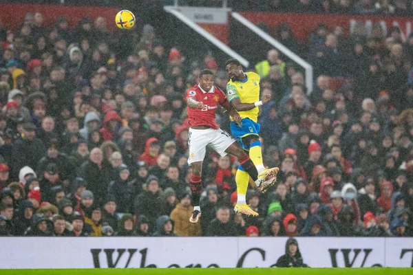 Nottingham Ormanı 'ndan Serge Aurier # 24 Premier League maçında Manchester United - Nottingham Forest maçında Tyrell Malacia # 12 ile birlikte 27 Aralık 202' de Old Trafford, Manchester, İngiltere 'de sıçradı.