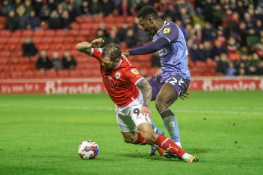 Hakem Ben Speedie, Barnsley 'li James Norwood # 9' un Fleetwood Town 'daki Sky Bet 1 maçı sırasında Aristo Nsiala # 22' yi yakaladıktan sonra Oakwell, Barnsley, Birleşik Krallık 'ta Fleetwood Town' a karşı oynadığı maçta attığı penaltı atışından sonra penaltı sallıyor.