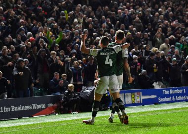 GoAL Plymouth Argyle defans oyuncusu Dan Scarr (6), Plymouth Argyle orta saha oyuncusu Jordan Houghton (4) ile oynadığı ve Plymouth Argyle 'ın Wycombe Wanderers' a karşı oynadığı 1-0 'lık maçta Home Park, Plymouth, Birleşik Krallık, 29.